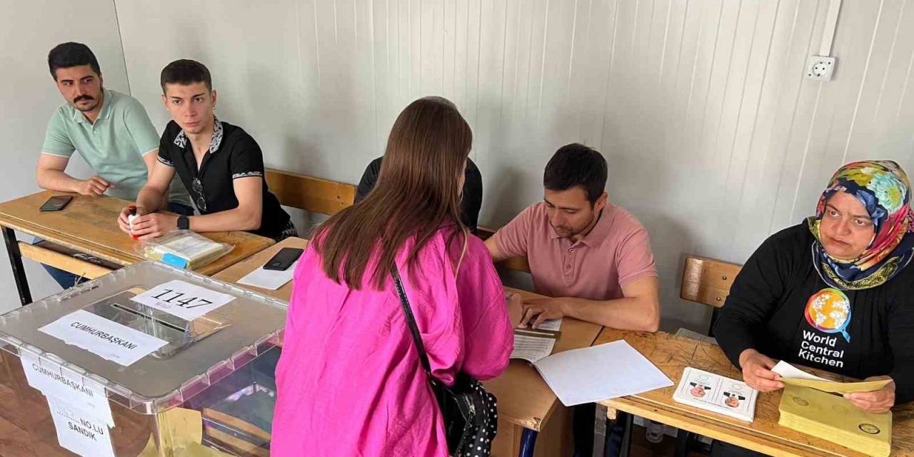 Depremin Merkezi Kahramanmaraş’ta Oy Kullanma İşlemi Başladı