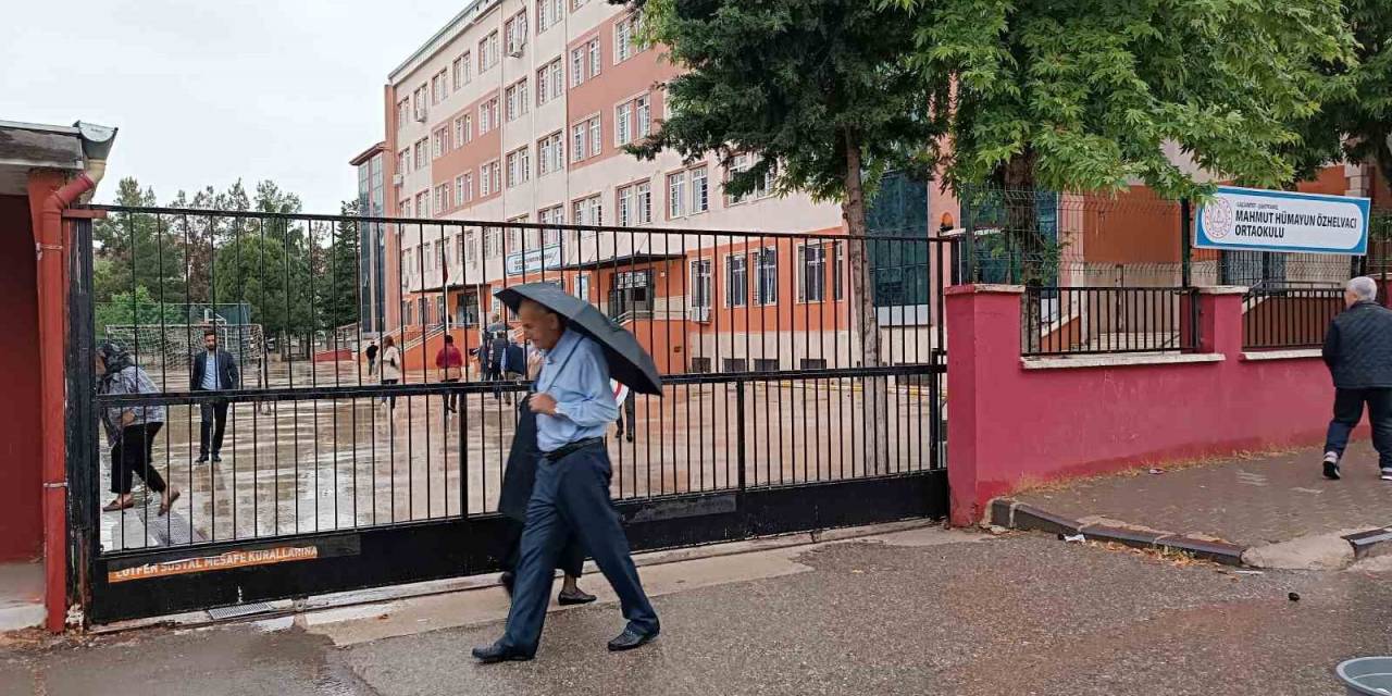 Gaziantep’te Oy Verme İşlemi Yoğun Yağmur Altında Başladı