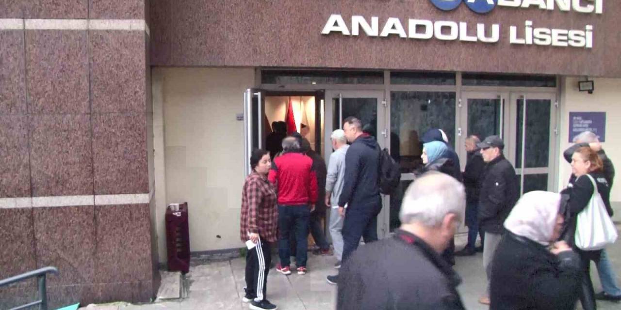 İstanbul’da Vatandaşlar Oy Kullanmaya Başladı