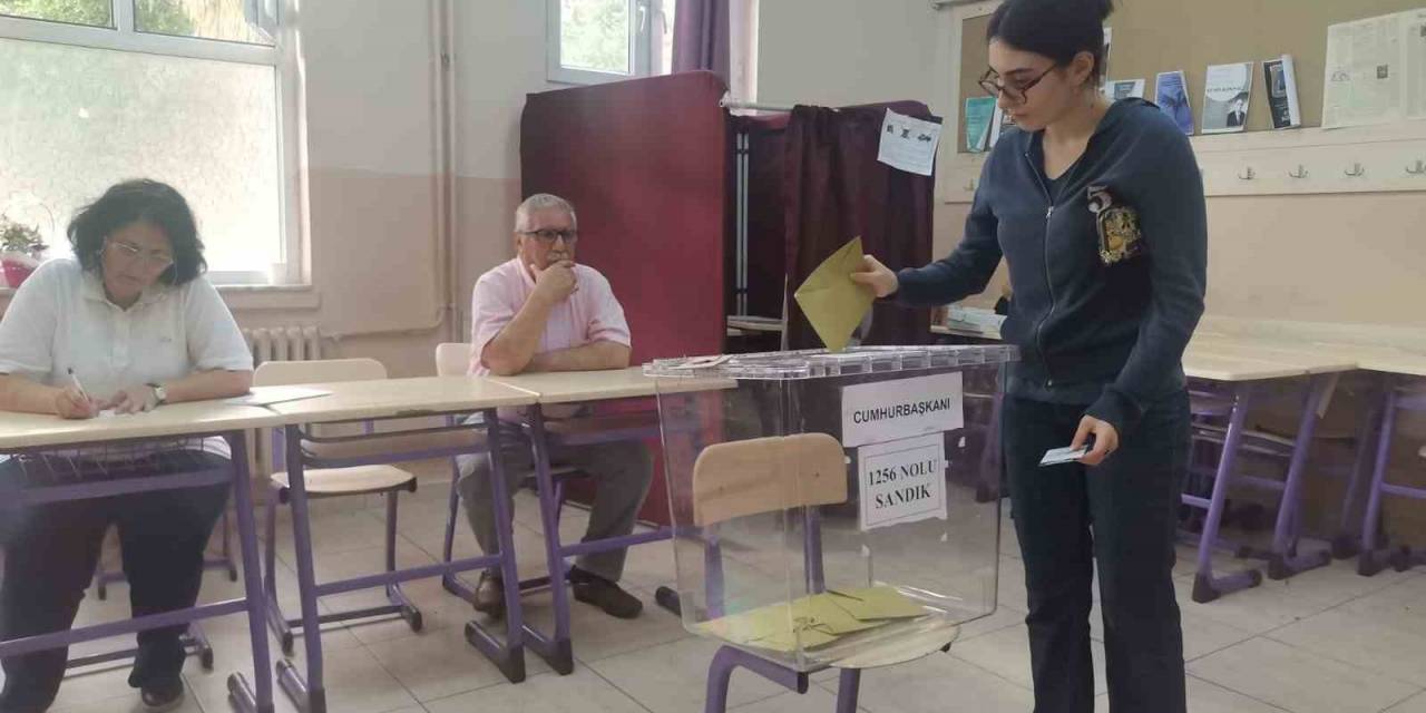 İzmir’de Oy Kullanma İşlemleri Başladı