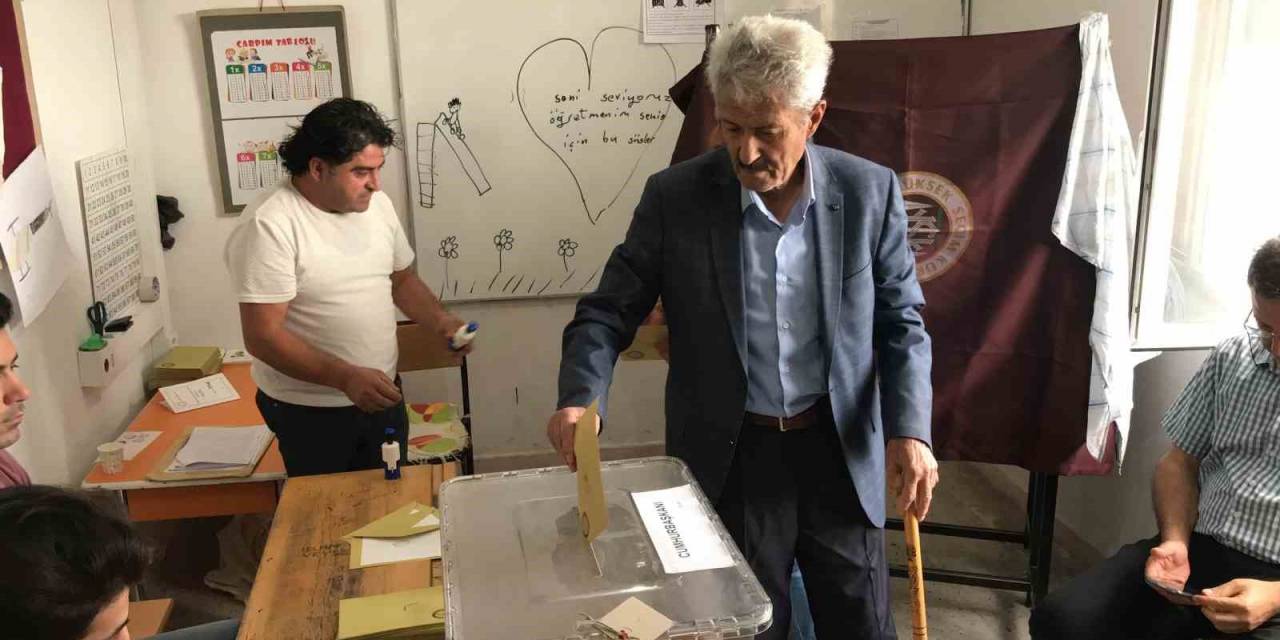 Batman’da 80 Yaşındaki Vatandaş, ’ülke Bekası’ Deyip Sandık Başına Gitti