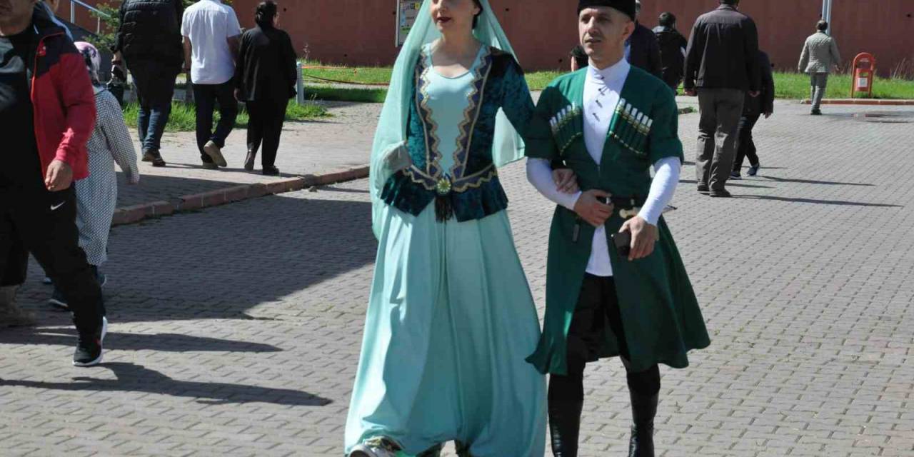 Karslı Çift, Kafkas Kıyafetiyle Oy Kullanmaya Geldi