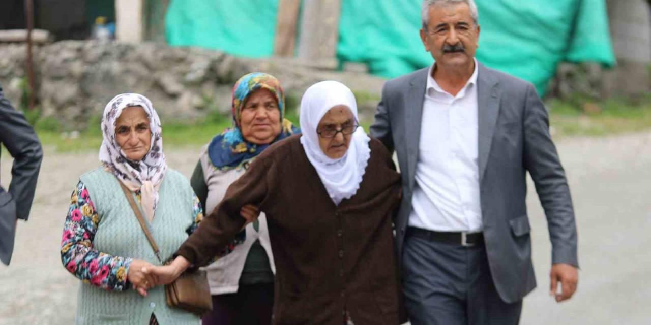 110 Yaşındaki Safiye Nine 2. Tur Seçimleri İçin Sandık Başına Gitti