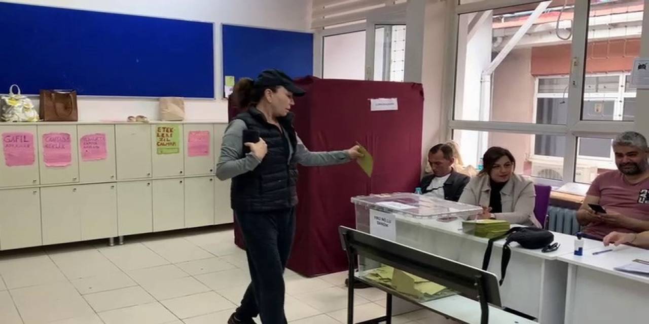 Ünlü Oyuncu Demet Akbağ Oyunu Kullandı