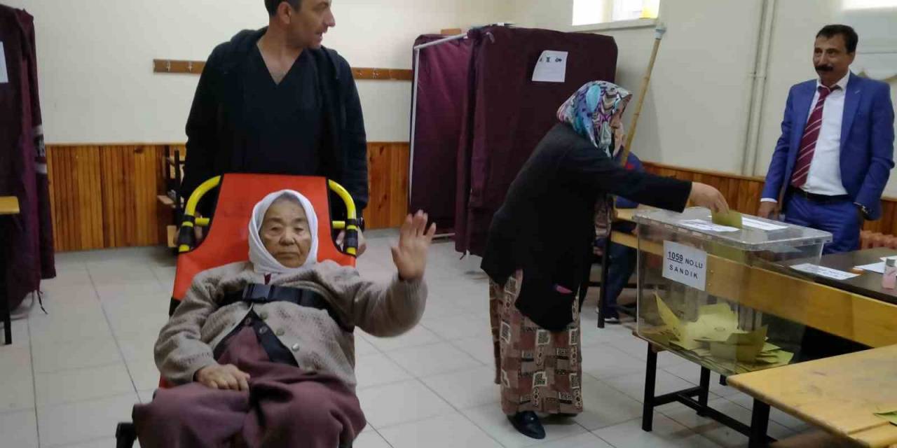 Konya’da Oy Kullanmaya Ambulansla Geldi