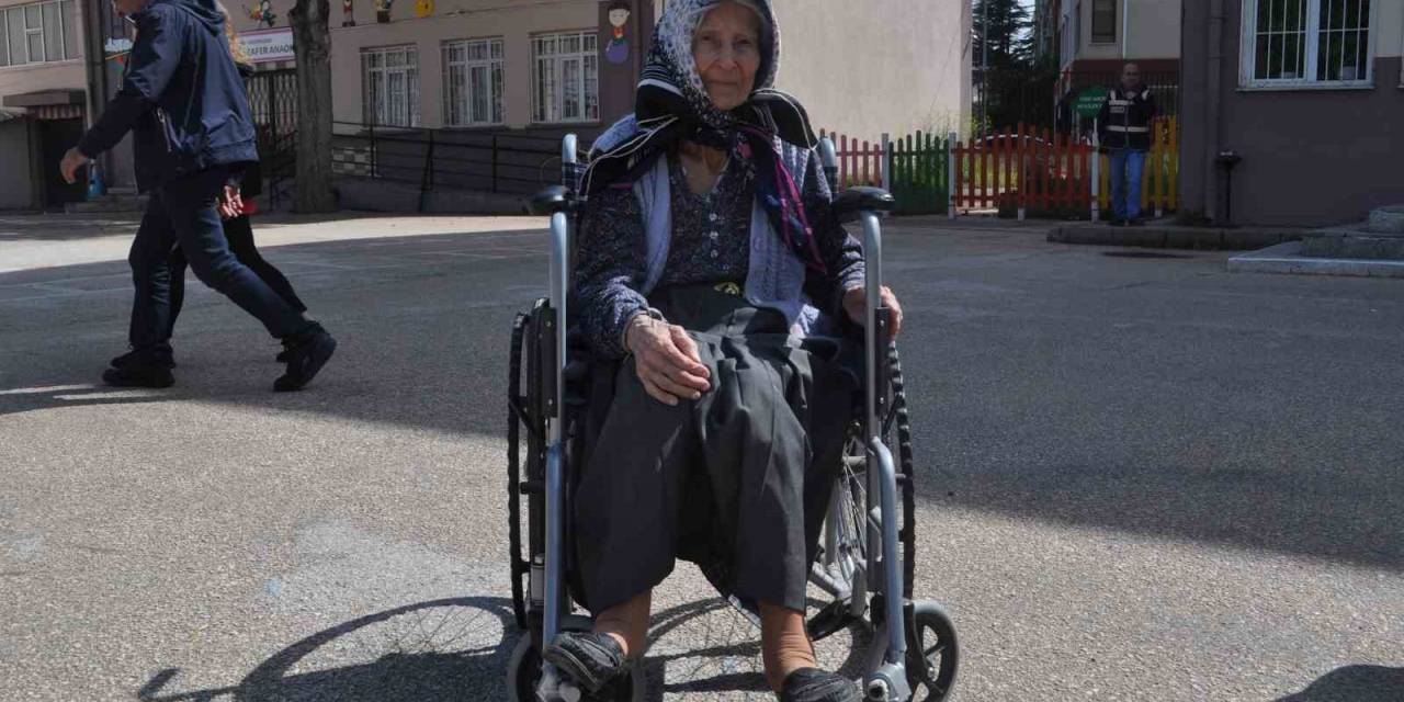 92 Yaşındaki Zehra Teyze Tekerlekli Sandalye İle De Olsa Oyunu Kullandı
