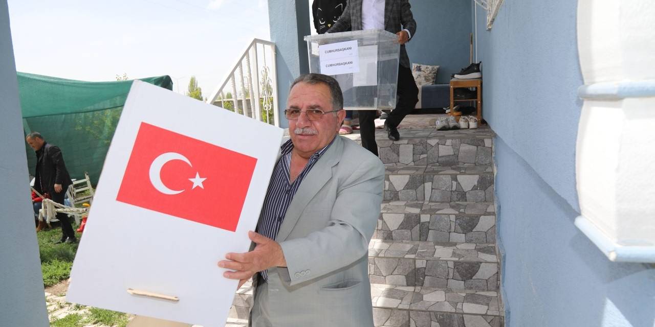 Başkale’de Hasta Ve Engelli Seçmen Seyyar Sandıkta Oy Kullandı