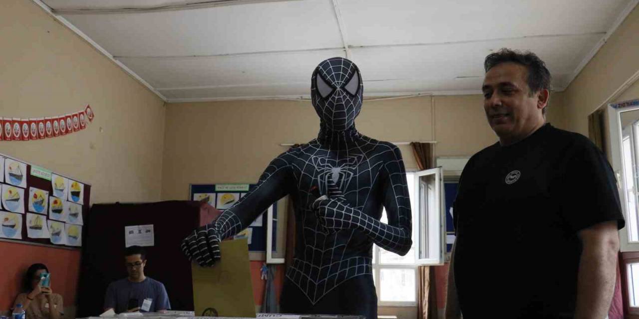 Adanalı “örümcek Adam”, Cumhurbaşkanlığı Seçimi İçin Oyunu Kullandı