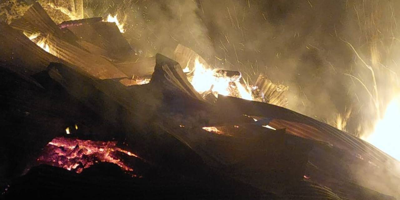 Yıldırım Yangına Sebep Oldu: 3 Samanlık Küle Döndü