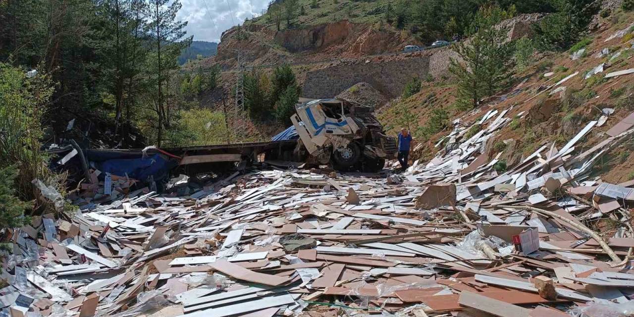 Laminant Yüklü Tır Dereye Yuvarlandı: 1 Yaralı