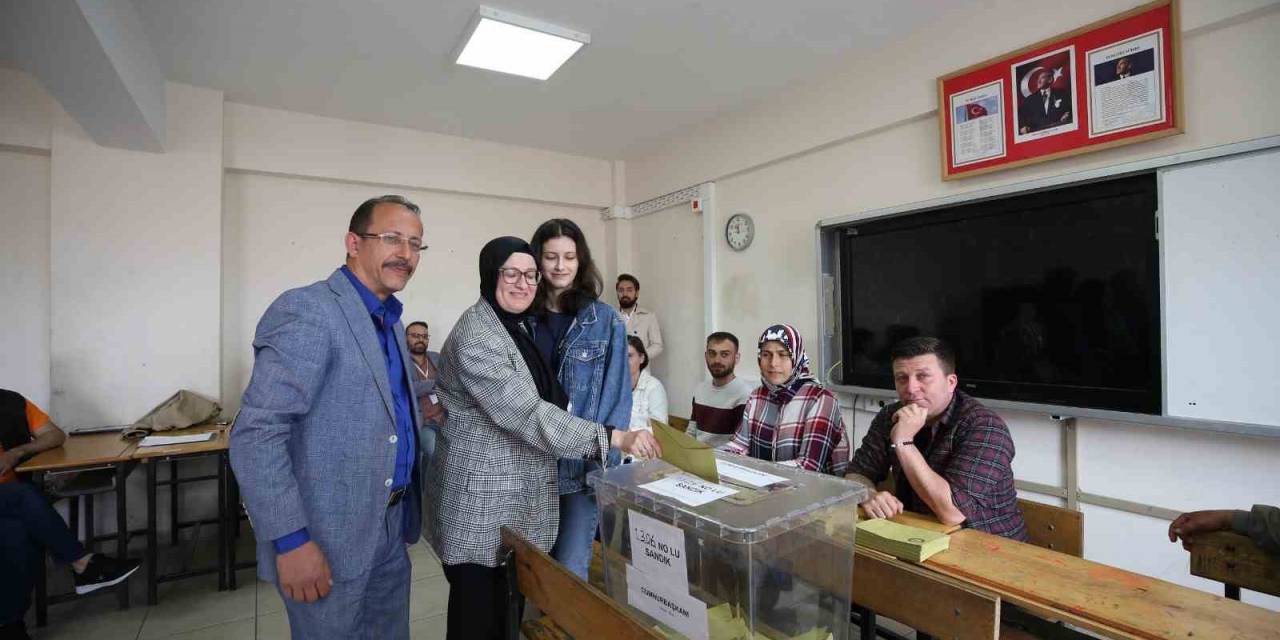 Genel Başkan Yardımcıları Oylarını Kullandı