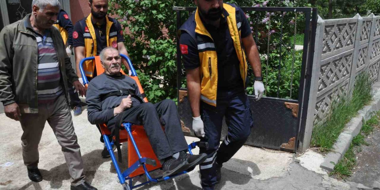 Kars’ta Yaşlı Çift Ambulansla Oy Kullanmaya Götürüldü