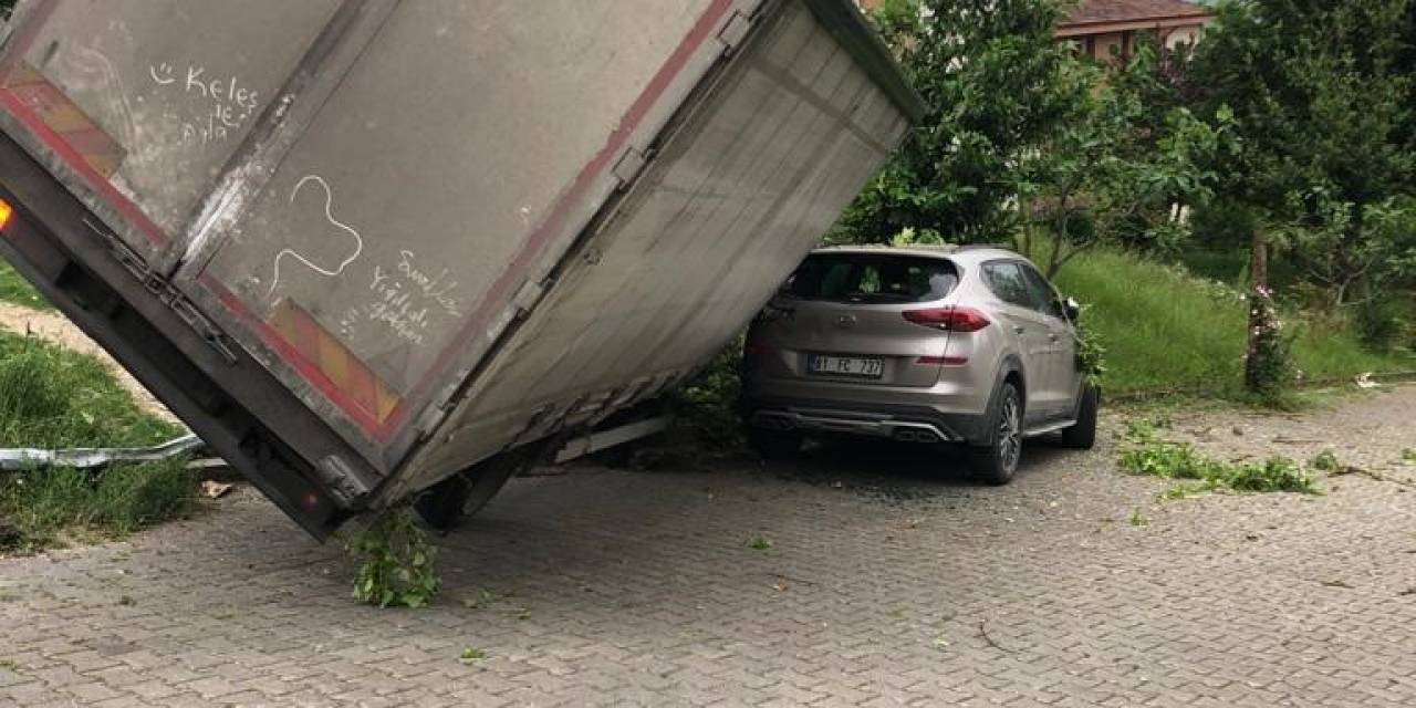 Freni Boşalan Kamyon Aracın Üzerine Devrildi