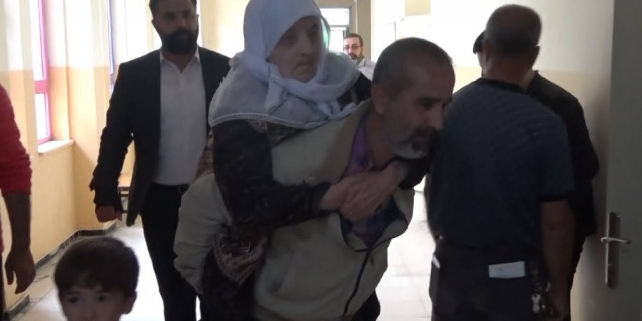 Annesini Sırtında Taşıyarak Sandığa Getirdi