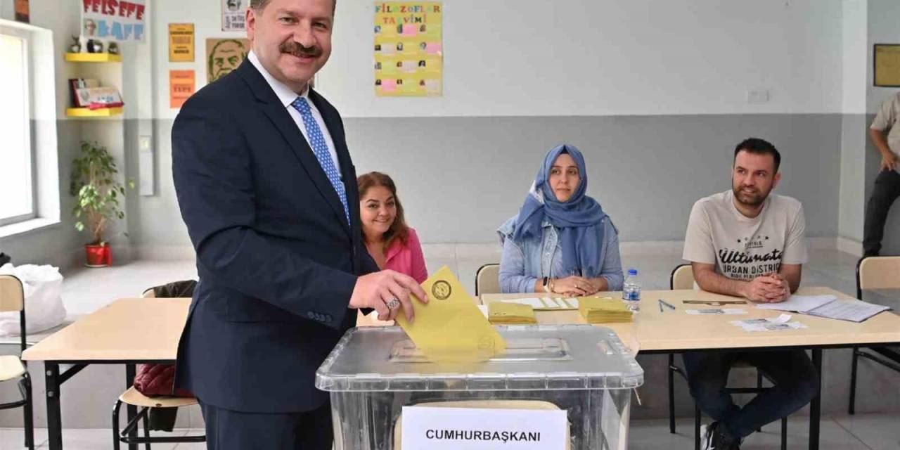 Başkan Yılmaz, Oyunu Ailesi İle Birlikte Kullandı