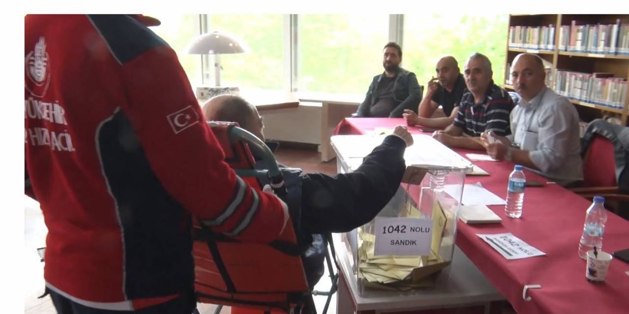 Ayağı Kesilen Adam Oy Kullanmaya Tekerlekli Sandalyeyle Getirildi