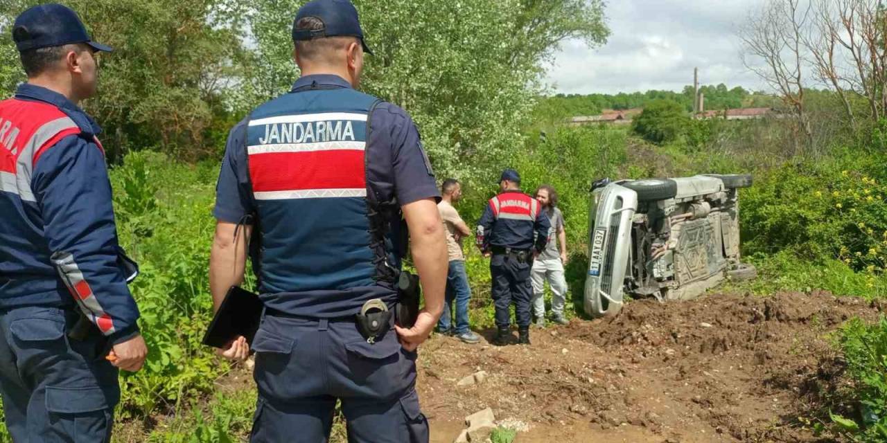 Hafi Ticari Araç Devrildi, İçindeki Köy Ekmekleri Yol Kenarına Saçıldı
