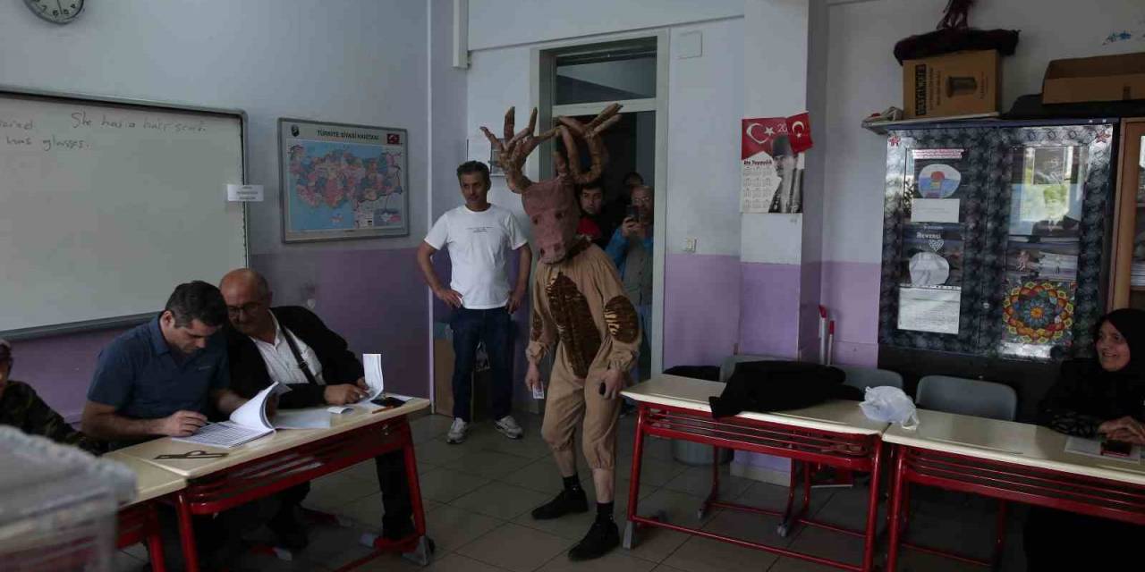 Geyik Kostümüyle Oy Kullanmaya Gelince Herkes Şaşkına Döndü