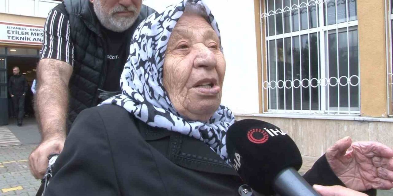 82 Yaşındaki Kadın Tekerlekli Sandalyeyle Oy Kullanmaya Geldi