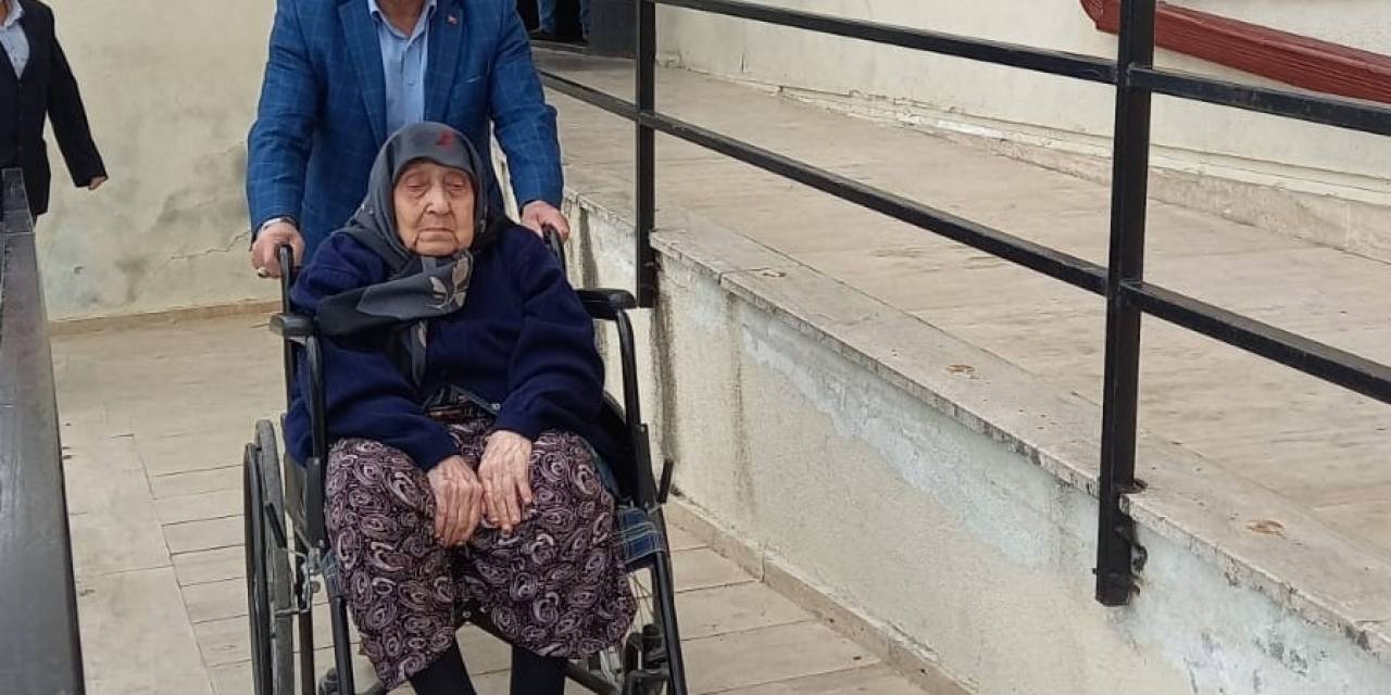 Tekirdağ’da 107 Yaşındaki "asırlık Çınar" Sandık Başına Gitti