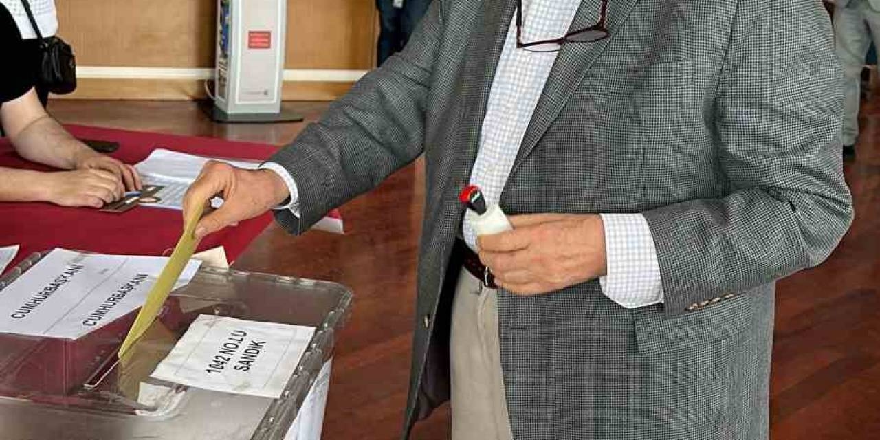 Ünlü Tarihçi İlber Ortaylı Oyunu Atatürk Kitaplığı’nda Kullandı