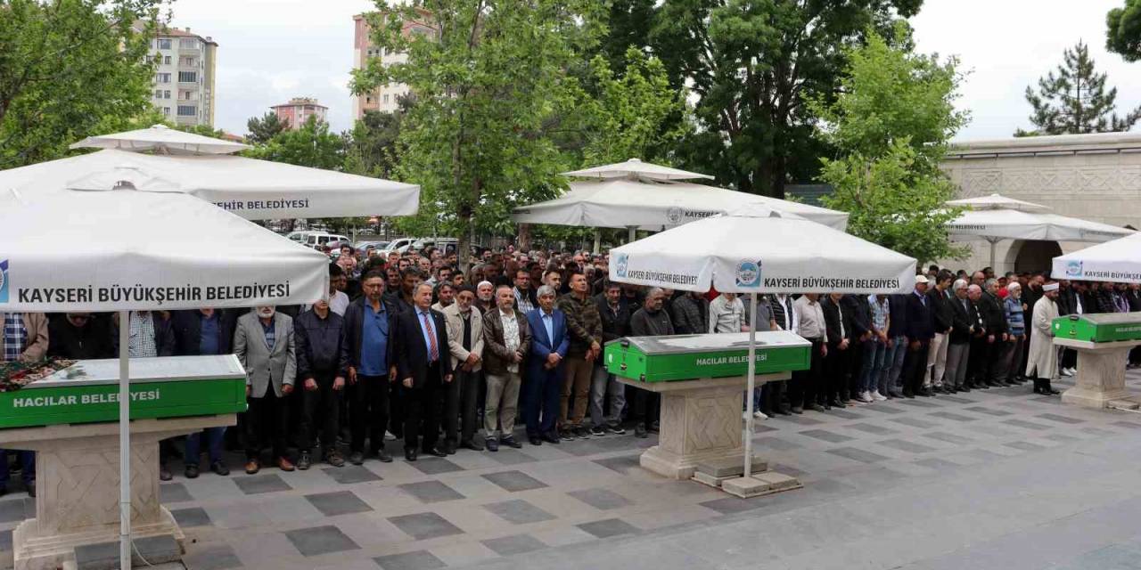 En Acı Cenaze: Anne Ve 2 Çocuğu Yan Yana Son Yolculuğuna Uğurlandı