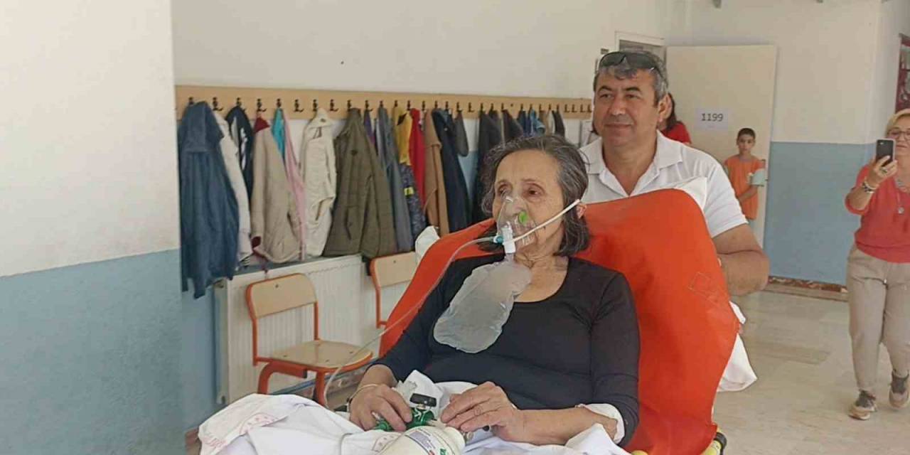 Hastaneden Oy Kullanmak İçin Oksijen Tüpüyle Geldi