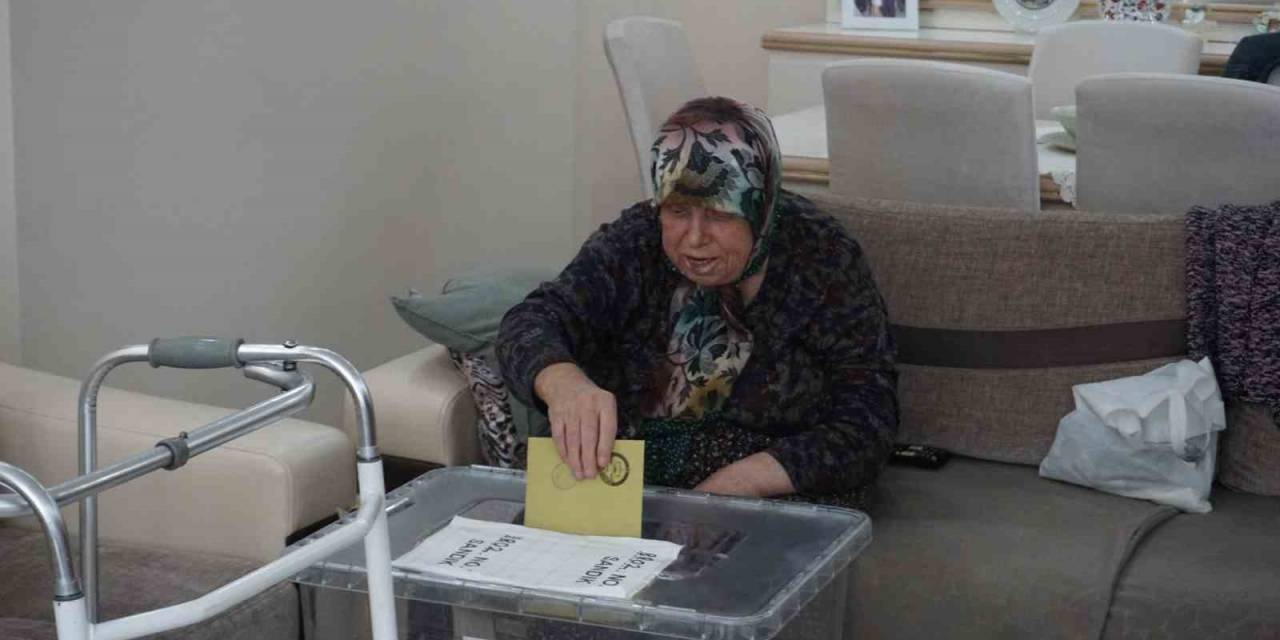 Oy Kullanmaya Gidemeyen Seçmene ’seyyar Sandık’ Gitti