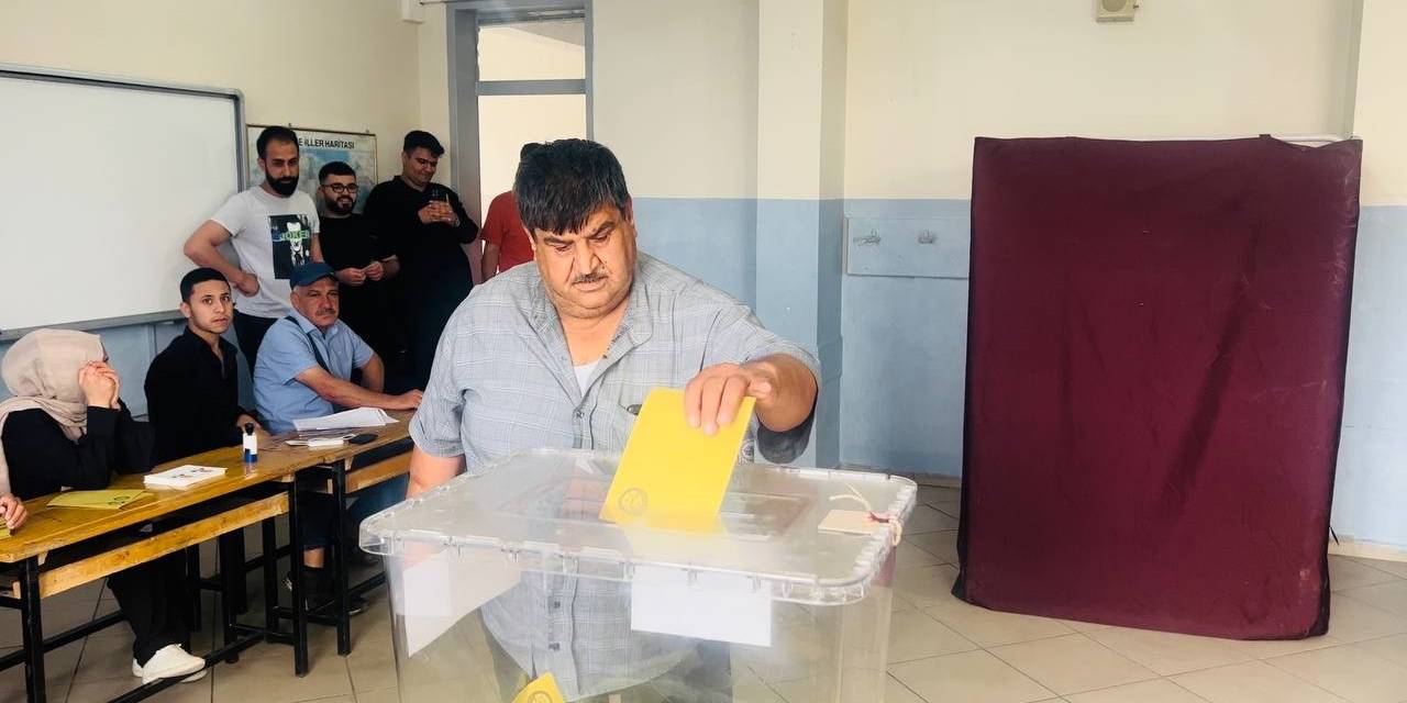 175 Kilo Ağırlığındaki Seçmen Yürüyerek Oy Kullanmaya Gitti