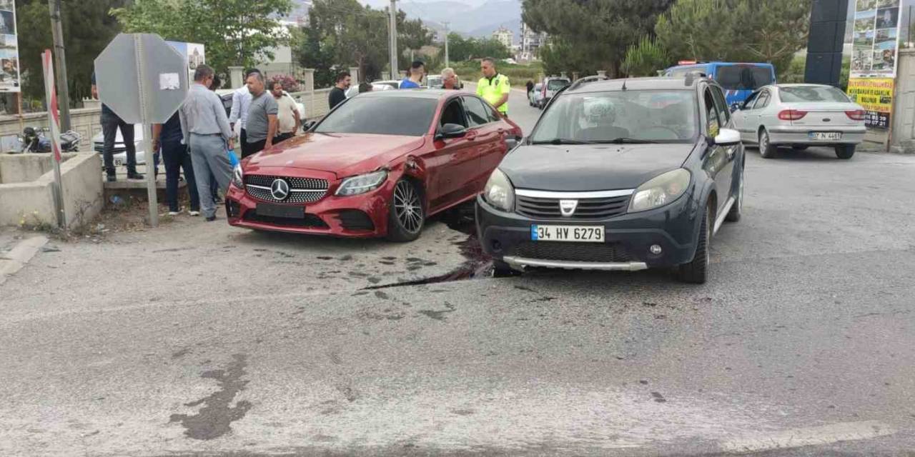 Alanya’da 3 Aracın Karıştığı Kazada 2 Kişi Yaralandı