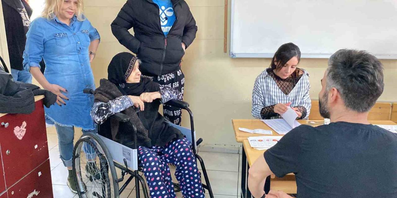 90 Yaşındaki Hacer Nine Oy Kullanmak İçin Tekerlekli Sandalye İle Sandığa Gitti