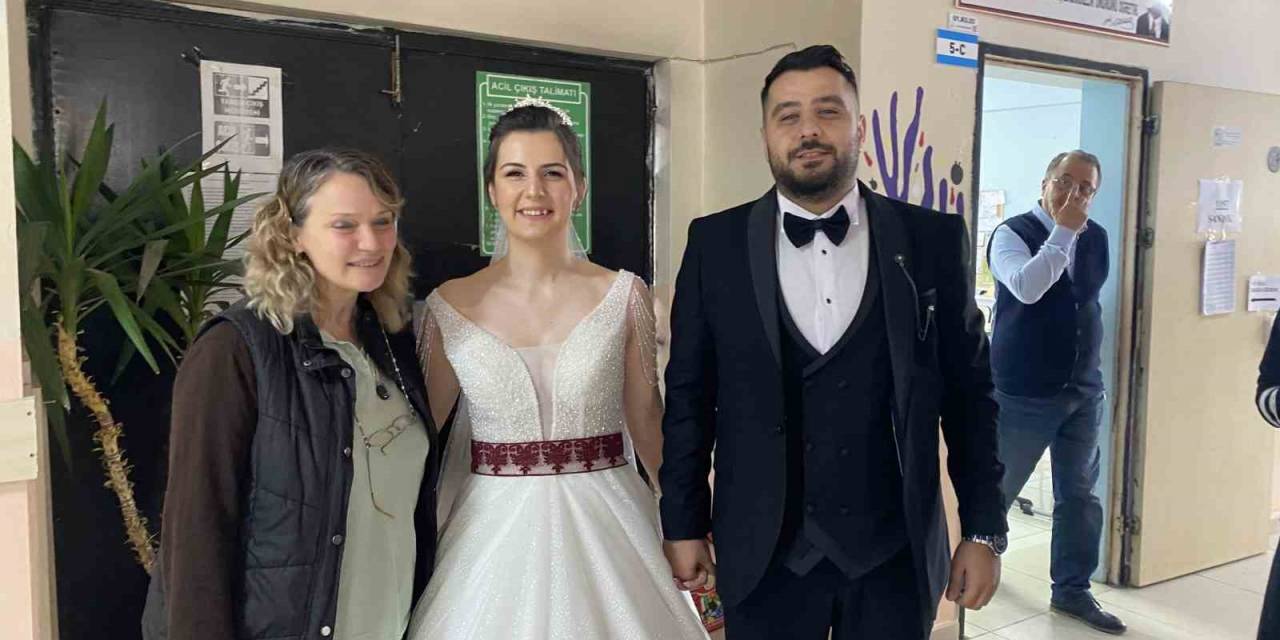 Gelin Ve Damat Düğünden Önce Oy Kullanmak İçin Sandık Başına Gitti