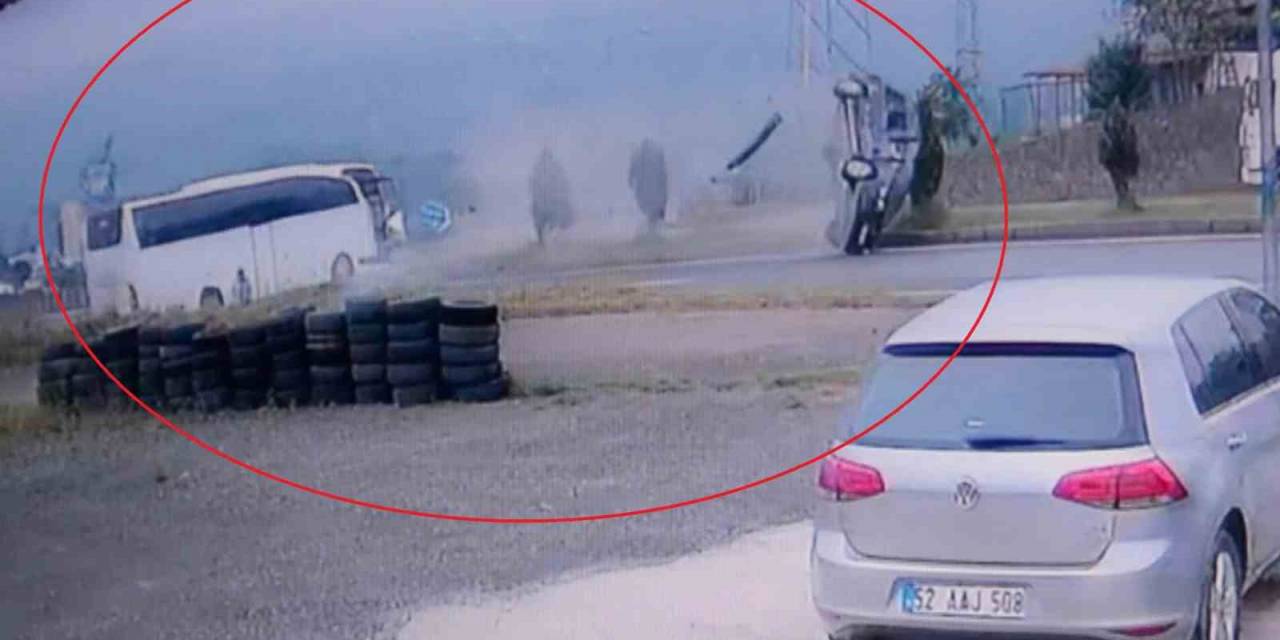 Ordu’da Yolcu Otobüsü İle Hafif Ticari Aracın Çarpıştığı Kaza Kamerada