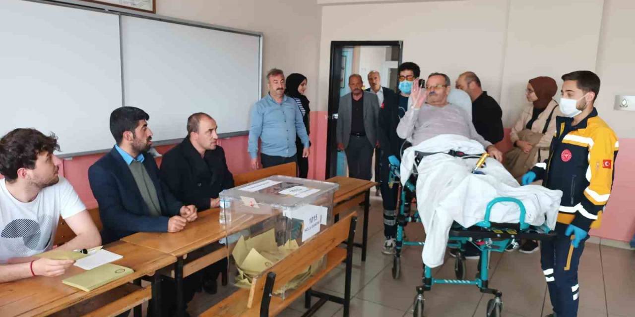 Oy Kullanmaya Sedyeyle Gitti