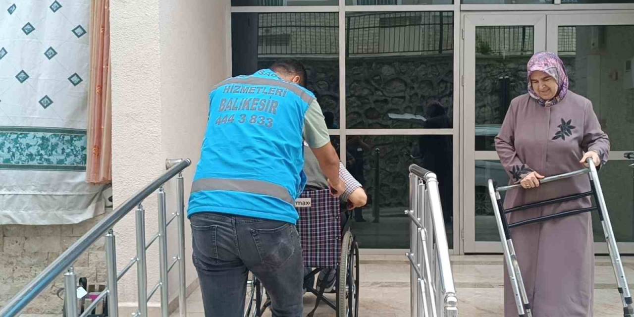Sındırgı’da Engelli Vatandaşlar Ekiplerin Yardımıyla Oylarını Kullandılar