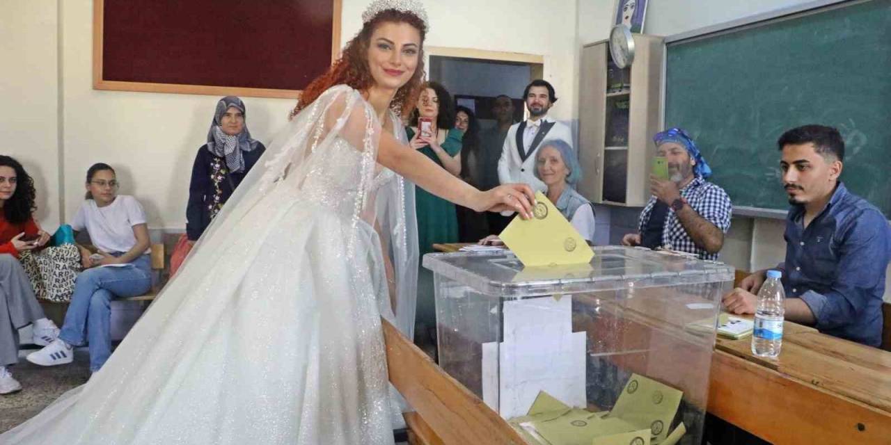 Düğünleri Seçimle Çakışınca Gelinlik Ve Damatlıkla Oy Kullanmaya Geldiler
