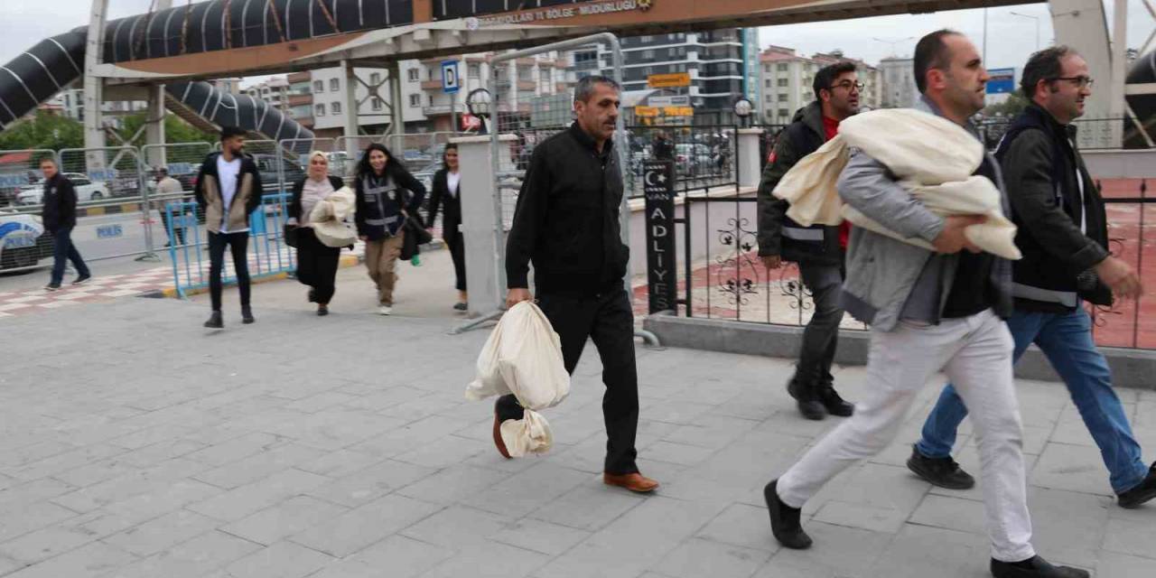 Van’da Sayılan Oylar İl Seçim Kurullarına Getiriliyor