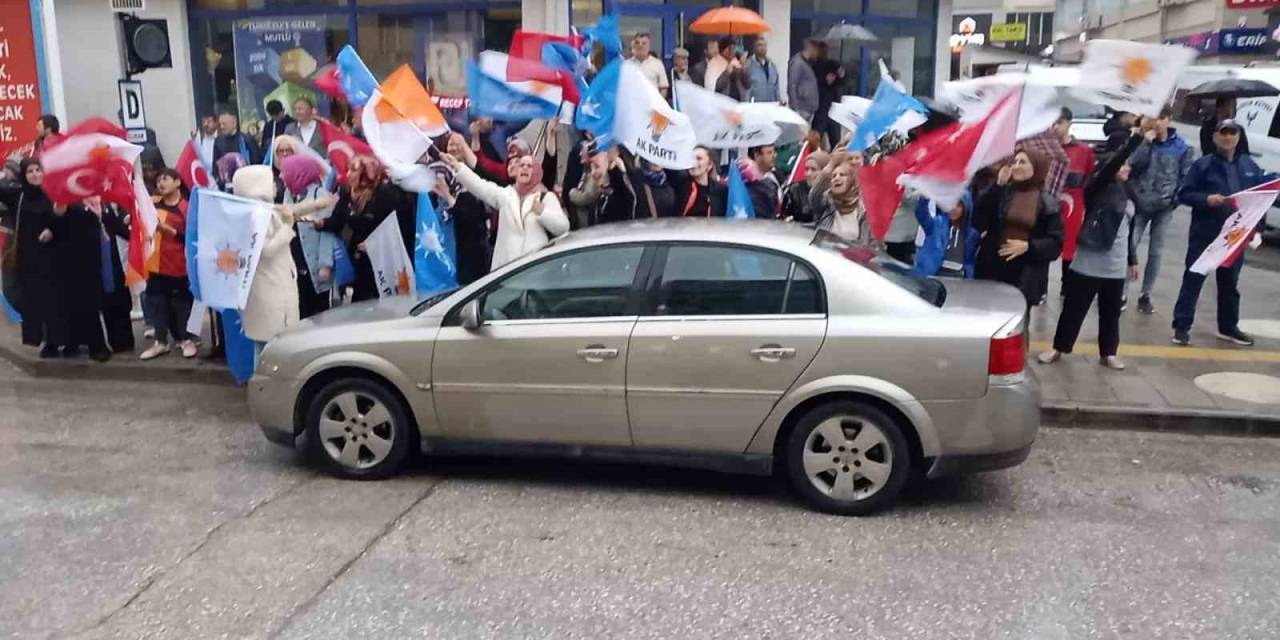 Bilecik’te Kutlamalar Başladı, Kalabalık Cumhuriyet Meydanı’na Doğru Yürüyor