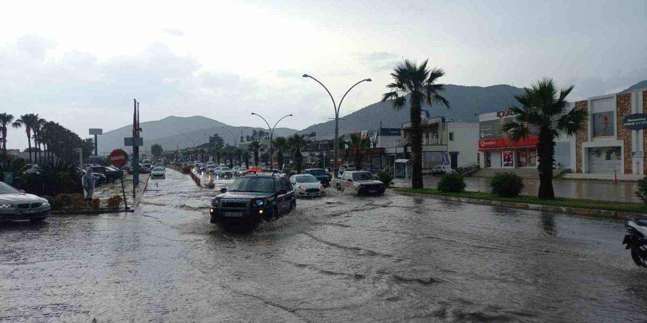 Yağış Yolu Kapattı, Araç Ve Konteynerleri Sürükledi