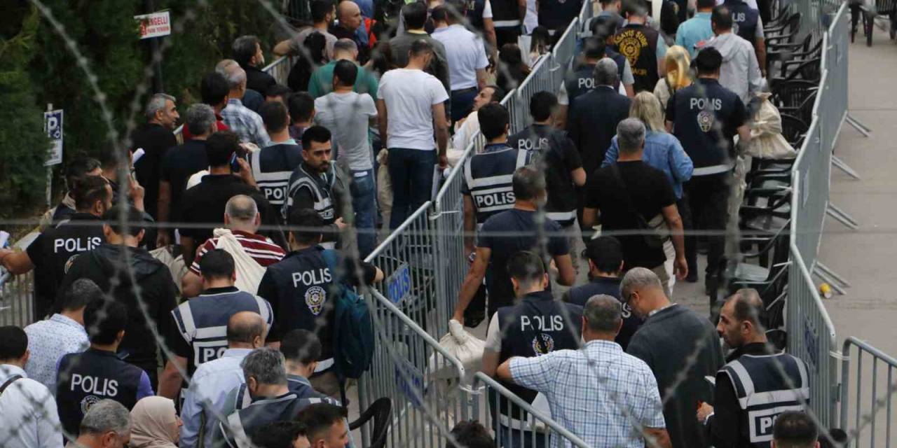 Diyarbakır’da İl Seçim Kurulu Önünde Metrelerce Kuyruk Oluştu