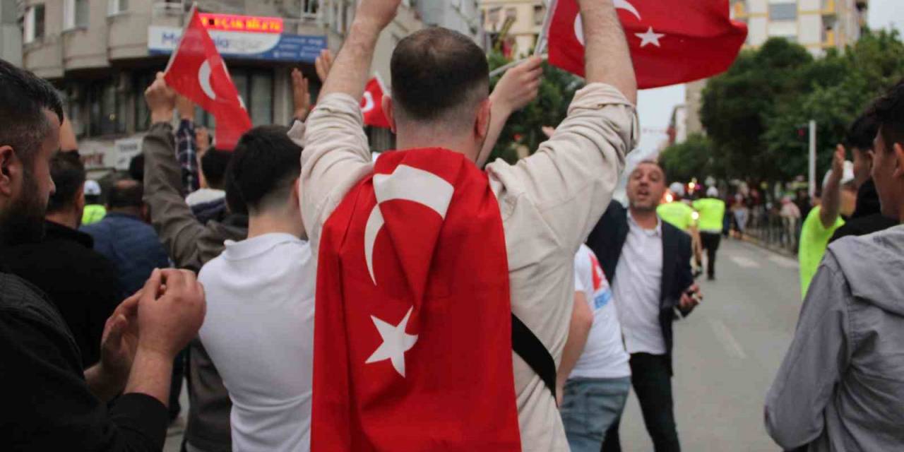 Manisalılardan Halaylı Kutlama