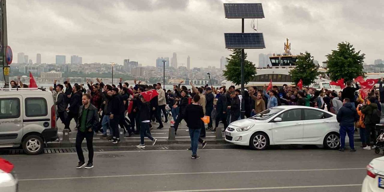Üsküdar’da Vatandaşlardan Sevinç Kutlamaları