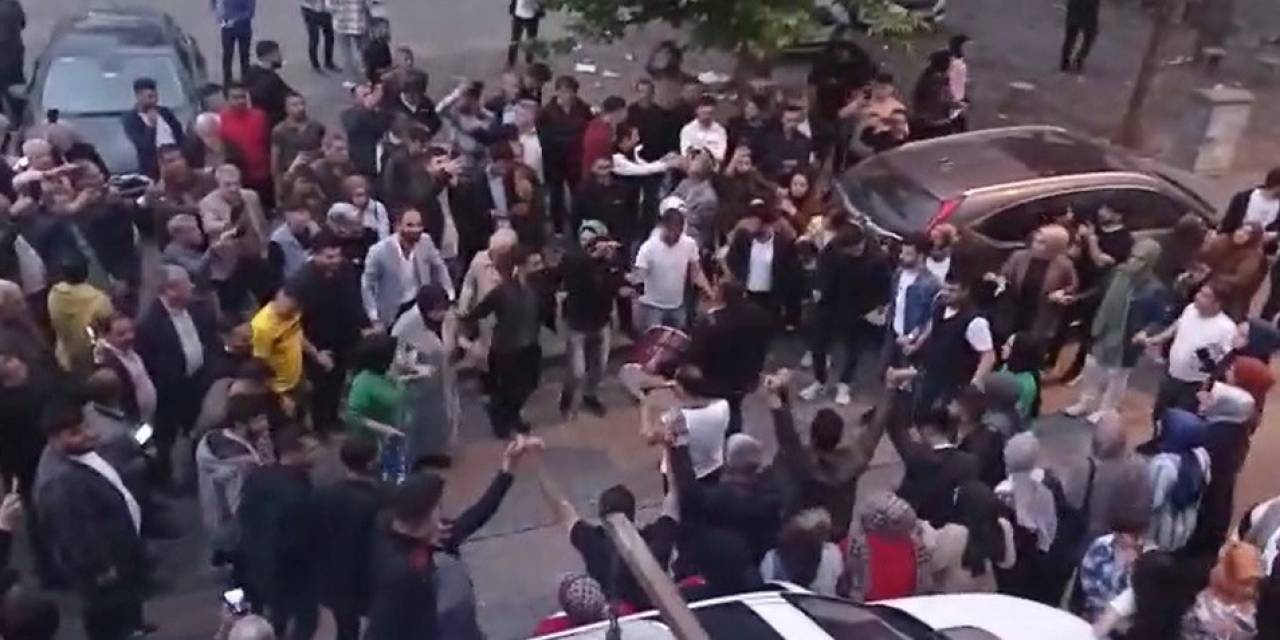 Bingöl’de Ak Parti Seçim Koordinasyon Merkezi Önünde Kutlama