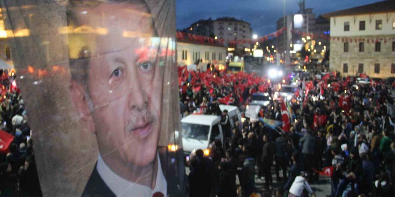 Sivas’ta Vatandaşlar Meydanlara Akın Etti