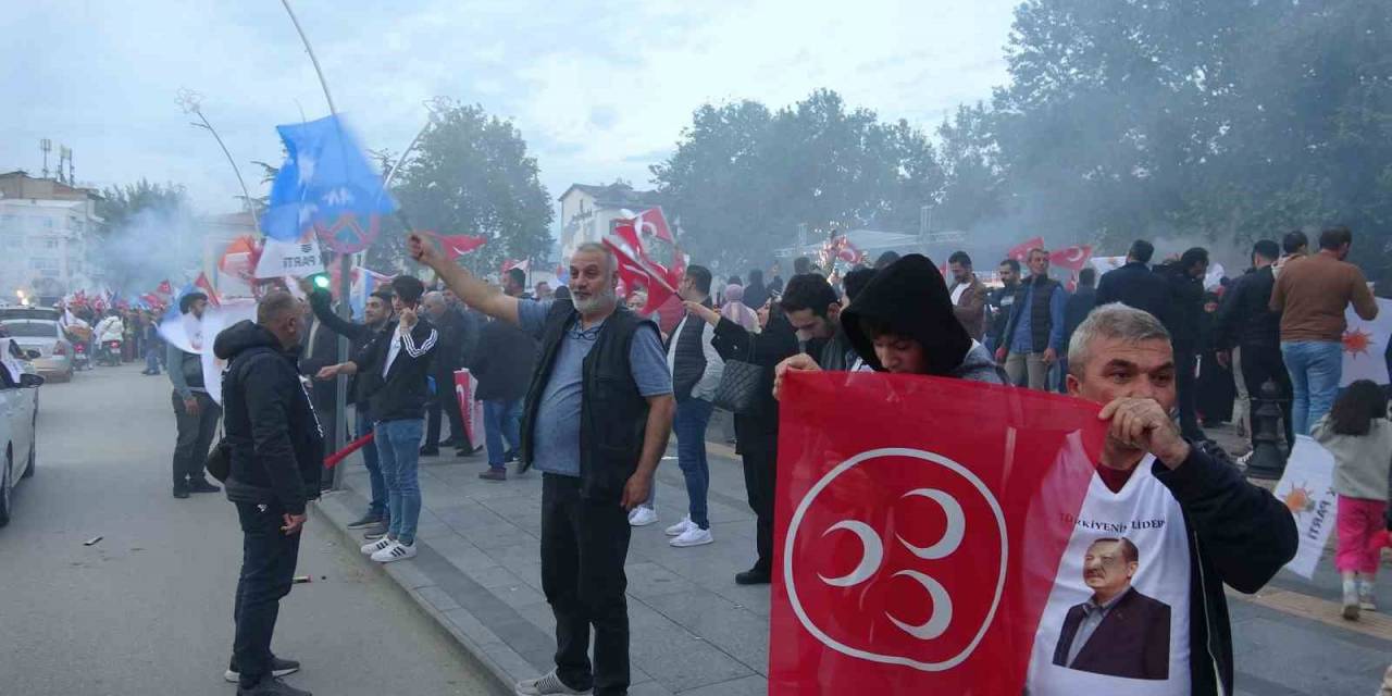 Tokat’ta Vatandaşlar Seçim Sonucunu Kutlandı