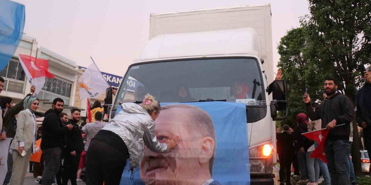 7’den 70’e Sokağa Dökülüp Seçim Zaferini Kutlamaya Başladılar