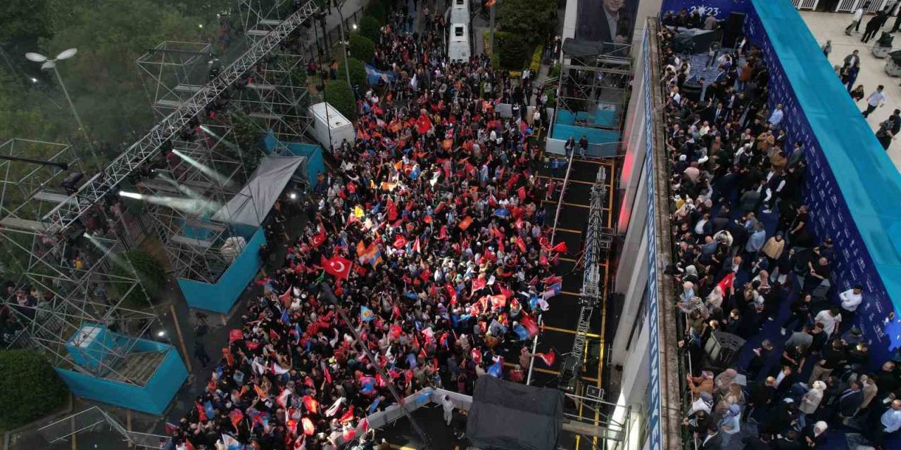 Ak Parti İstanbul İl Başkanlığında Seçim Kutlamaları Başladı