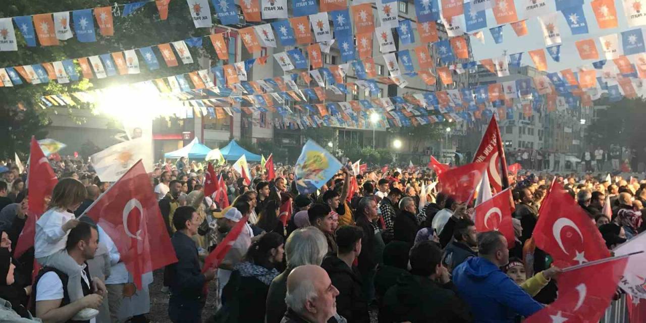 Kocaeli’de Ak Parti İl Binası Önünde Kutlamalar Başladı