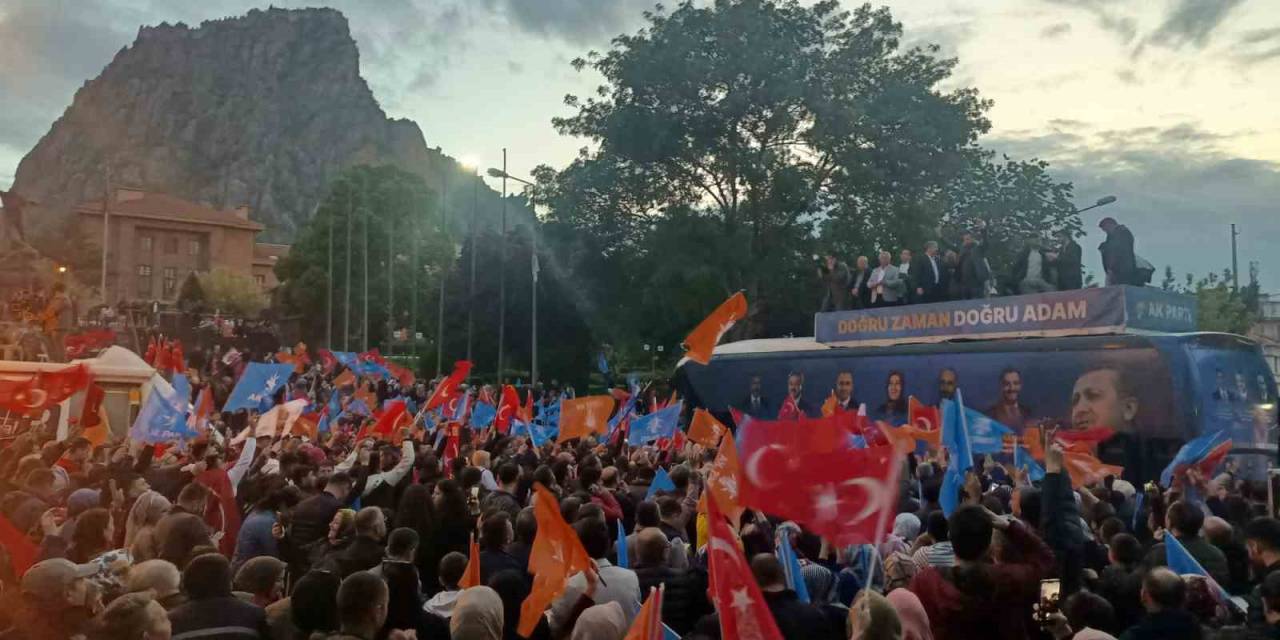 Erdoğan’ın Seçim Zaferi Afyonkarahisar’da Kutlanmaya Başlandı