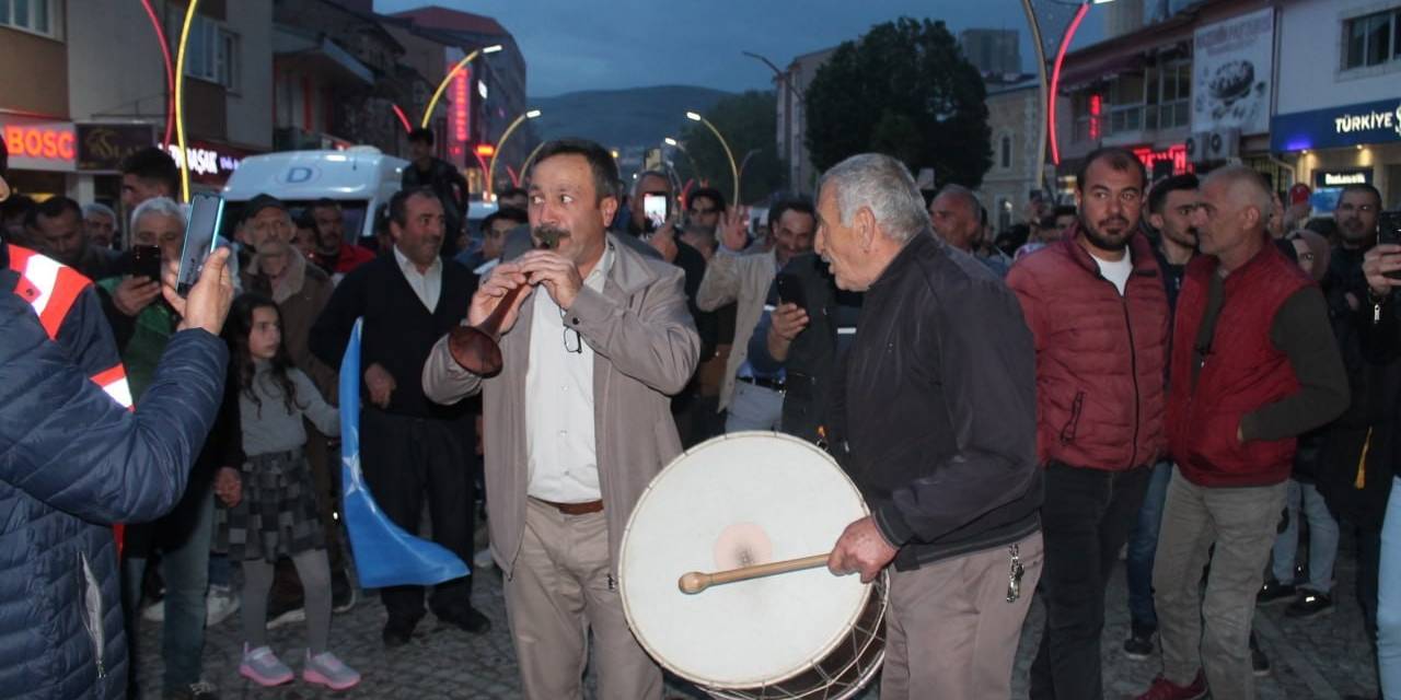 Bayburt’ta Davul Zurnalı Seçim Kutlaması Erken Saatlerde Başladı